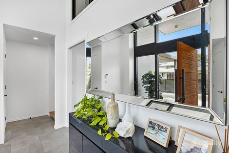 Property photo of 8 Saunders Place Wynnum QLD 4178