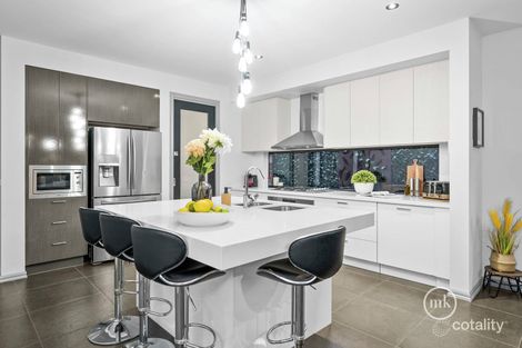 Property photo of 52 Strathalbyn Chase Wollert VIC 3750