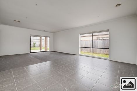 12 Bremer St, Clyde North, VIC 3978