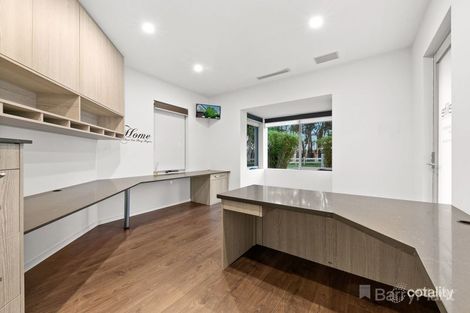 Property photo of 36 Stockmans Circuit Pakenham VIC 3810