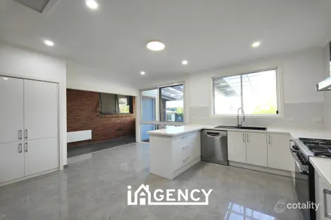 Property photo of 10 Singleton Drive Endeavour Hills VIC 3802