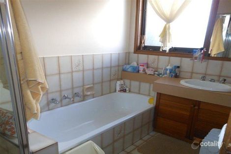 Property photo of 6 Crawley Grove Ringwood North VIC 3134