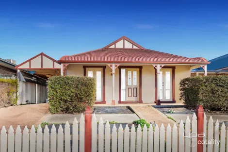 4 Windsor Gdns, Caroline Springs, VIC 3023