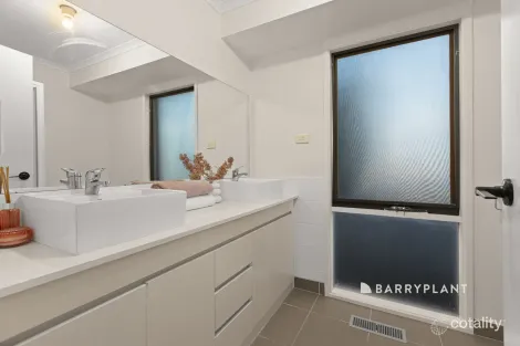 Property photo of 1 Evelyn Court Narre Warren VIC 3805