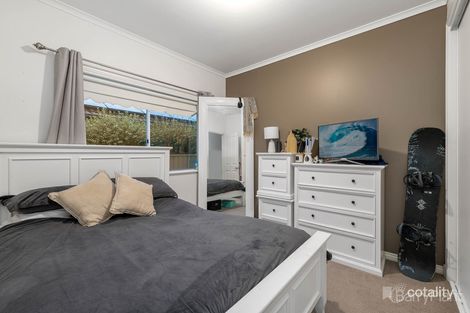 Property photo of 4 Frere Close Pakenham VIC 3810