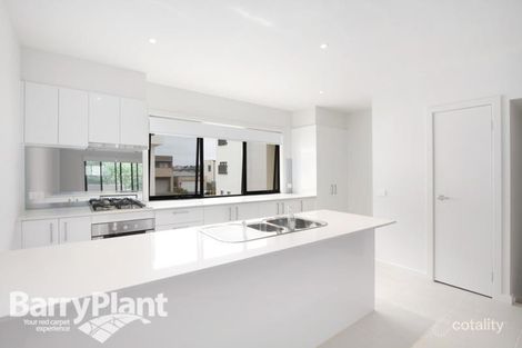 Property photo of 37 Lakeside Boulevard Pakenham VIC 3810