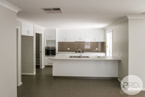 Property photo of 2/12 Paradise Drive Gobbagombalin NSW 2650