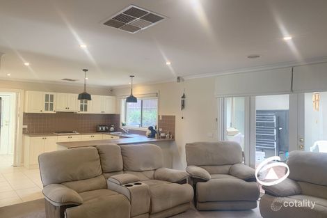 Property photo of 18 Sunview Place Berwick VIC 3806