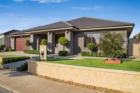 Property photo of 22 Forest Glade Way Caroline Springs VIC 3023