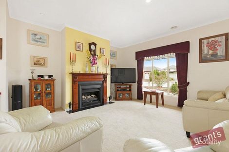 Property photo of 10 Benambra Close Pakenham VIC 3810