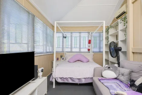 Property photo of 8 Bertram Street Park Avenue QLD 4701