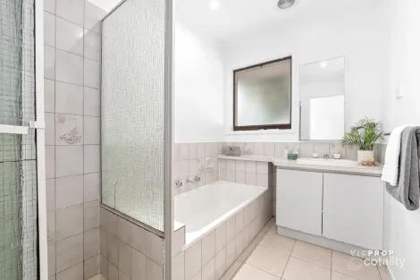 Property photo of 12 Broderick Road Carrum Downs VIC 3201