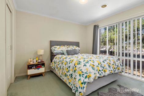 Property photo of 33 Lydia Mary Drive Berwick VIC 3806