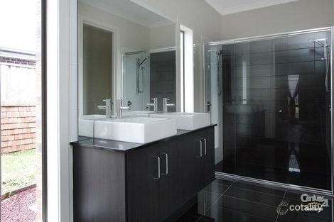 Property photo of 28 McGarvie Crescent Pakenham VIC 3810