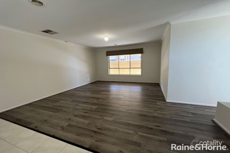 Property photo of 8 Fairbairn Way Caroline Springs VIC 3023