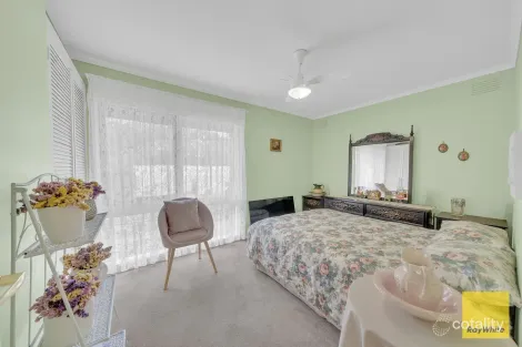 Property photo of 28 Camelot Drive Albanvale VIC 3021