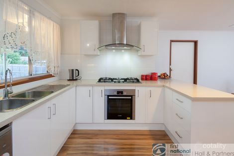 Property photo of 9 Tench Rise Endeavour Hills VIC 3802