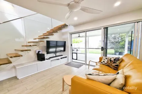 2/4 Chainey Ave, Miami, QLD 4220