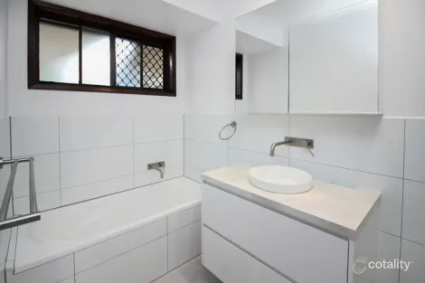 Property photo of 2/11 Morinda Way Labrador QLD 4215