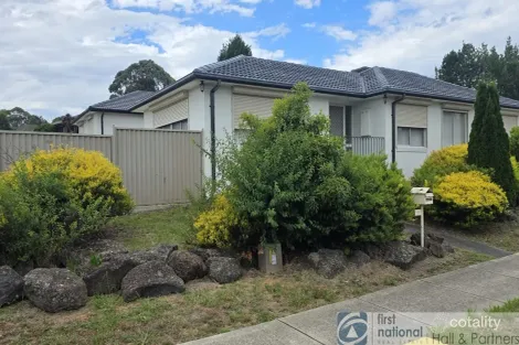 Property photo of 8 Leprosa Close Endeavour Hills VIC 3802