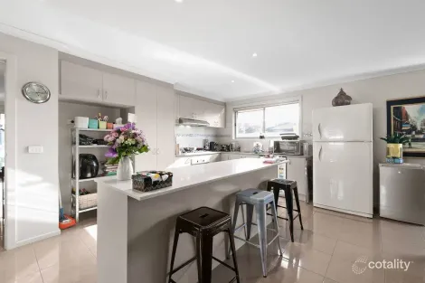 Property photo of 10 Delft Place Pakenham VIC 3810