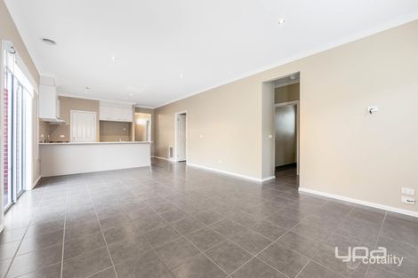 Property photo of 33 Lambertia Loop Caroline Springs VIC 3023