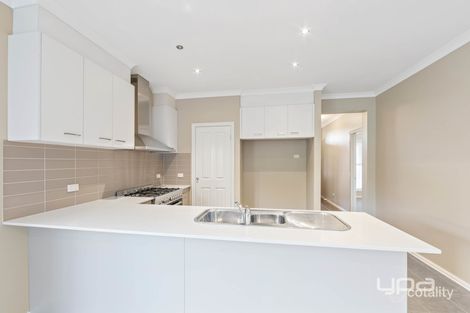 Property photo of 33 Lambertia Loop Caroline Springs VIC 3023
