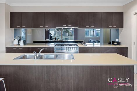 Property photo of 2 Bonnell Grove Cranbourne East VIC 3977
