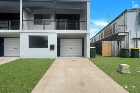 1/3 DOWN ST, SCARNESS, QLD 4655