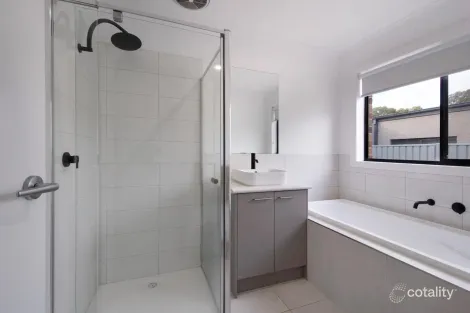 Property photo of 10 Elstead Drive Strathdale VIC 3550
