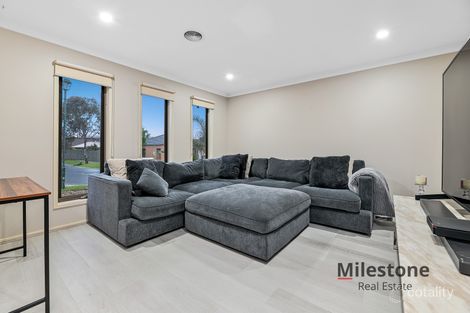 Property photo of 2 Fable Way Cranbourne East VIC 3977