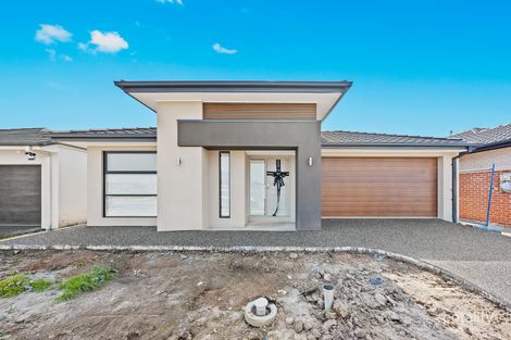 14 Hydrogen Cct, Clyde North, VIC 3978