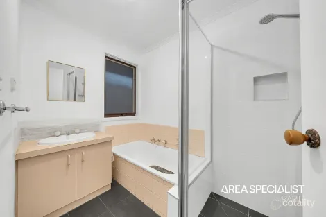 Property photo of 147 Pound Road Hampton Park VIC 3976