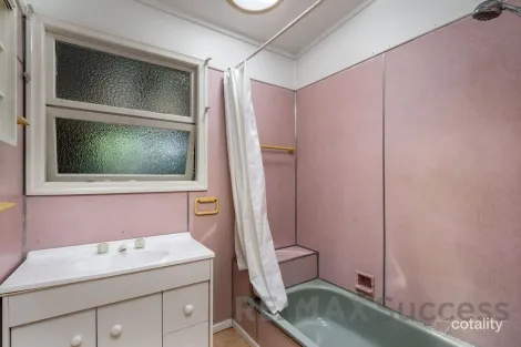 Property photo of 4 Hillview Avenue Newtown QLD 4350