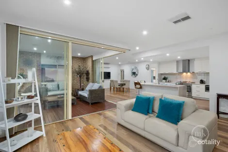 Property photo of 21 Markdale Way Doreen VIC 3754