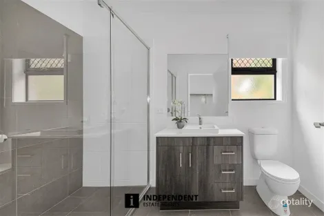 Property photo of 10 Merlot Way Clyde North VIC 3978