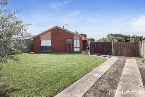 13 Barnong Cl, Kurunjang, VIC 3337