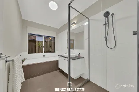 Property photo of 5 Celsius Drive Cranbourne North VIC 3977