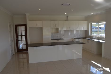 Property photo of 10 Kidd Circuit Goulburn NSW 2580