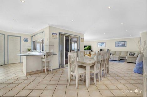 Property photo of 27 Bensley Close Lake Haven NSW 2263