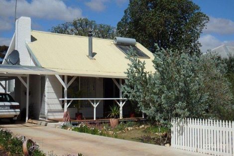 55 Churchill St, Narembeen, WA 6369