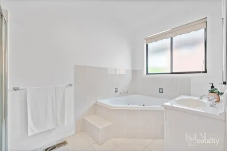 Property photo of 23 Ashleigh Crescent Meadow Heights VIC 3048