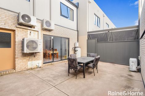 Property photo of 10 Boathouse Drive Caroline Springs VIC 3023