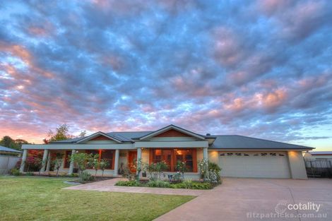 24 Coventry Pl, Lake Albert, NSW 2650