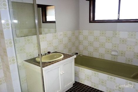 Property photo of 23 Mayfair Drive West Wodonga VIC 3690
