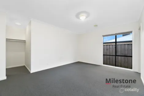 Property photo of 43 Kernot Parade Clyde VIC 3978