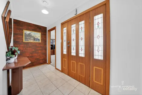 Property photo of 5 Highcombe Crescent St Albans VIC 3021