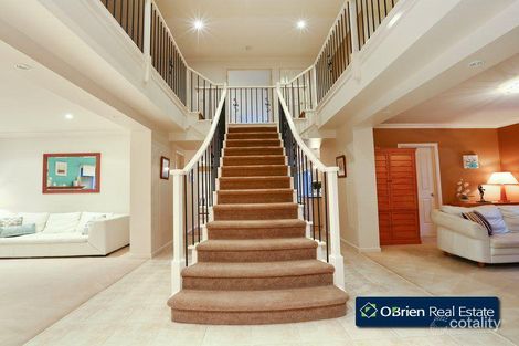 Property photo of 10 St Ives Drive Narre Warren South VIC 3805