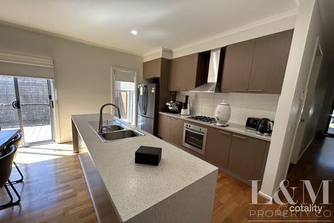 Property photo of 18 Healesville Loop Craigieburn VIC 3064