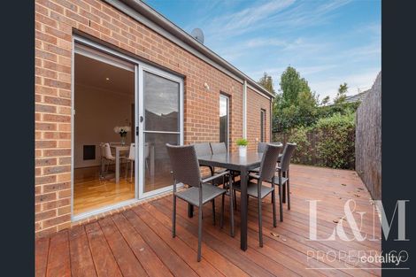 Property photo of 18 Healesville Loop Craigieburn VIC 3064